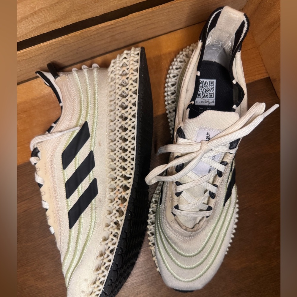 Adidas 4DFWD x Parley Shoes
Men’s 7.5
Women’s 8.5-9
